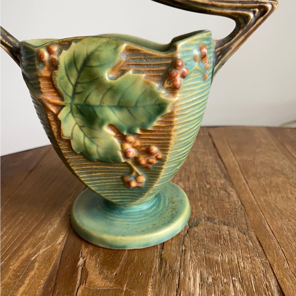 ROSEVILLE BUSHBERRY BASKET , VINTAGE POTTERY , Excellent Condition $79 - Picture 13 of 15